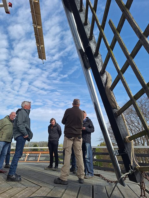 Marcel en examinatoren voor bij het gevlucht klaar om met het examen te beginnen