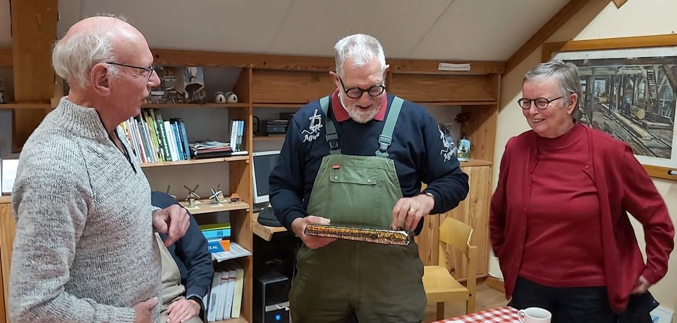 Jelle overhandigt Gerard het fotoboek