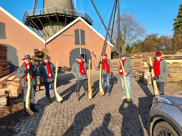 midwinterhoornblazers op molen Agneta